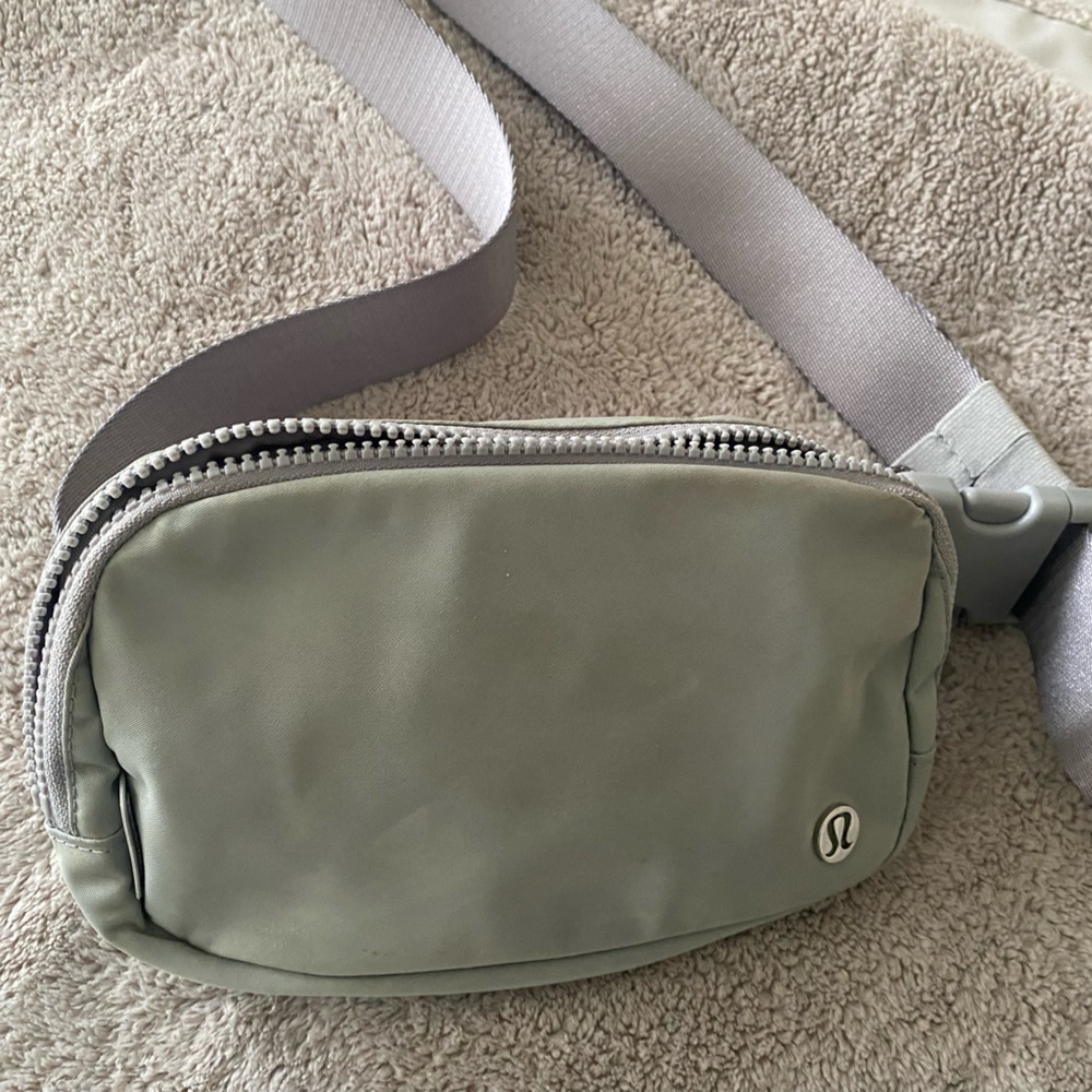 Lululemon belt bag (silver drop)